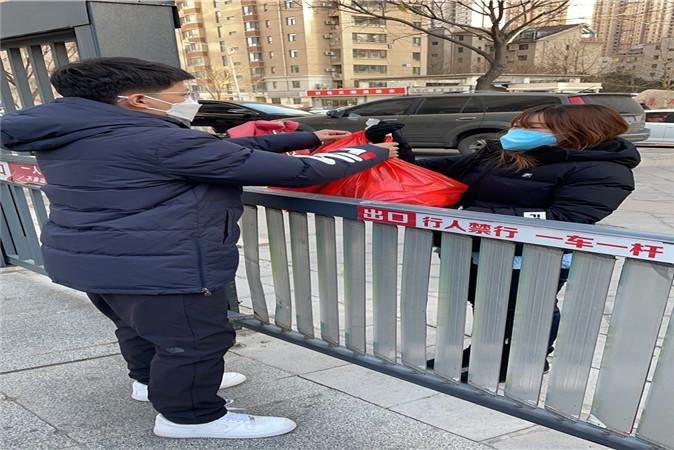 20210110213620_李娜老师在做社区志愿者.jpg 李娜老师在做社区志愿者.jpg