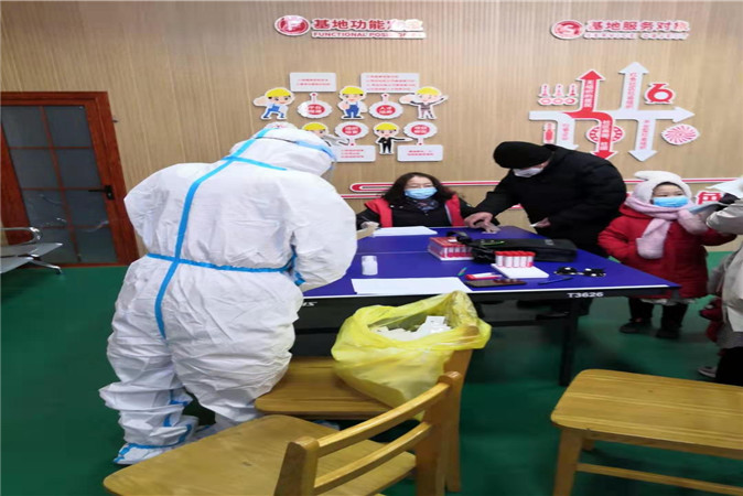倪辉老师在社区做志愿者.jpg 倪辉老师在社区做志愿者.jpg