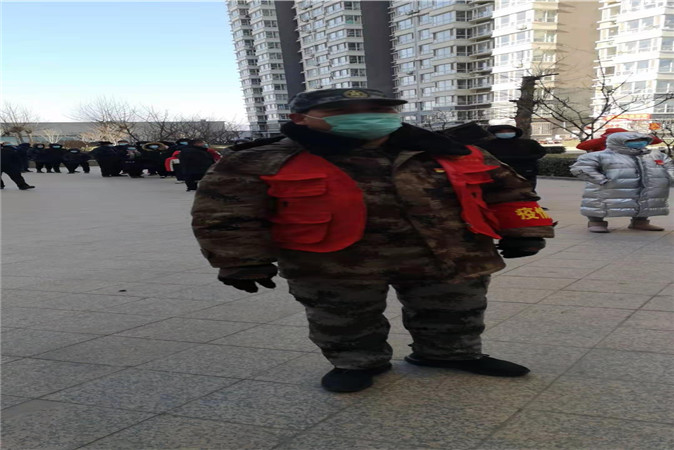 孙丛林老师在社区做志愿者.jpg 孙丛林老师在社区做志愿者.jpg