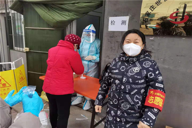 赵俊伟龙鼎天悦小区为核酸检测维持秩序.jpg