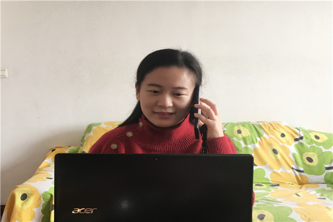 心理教师焦洁作为石家庄市心理学会志愿咨询师在接听热线电话.jpg