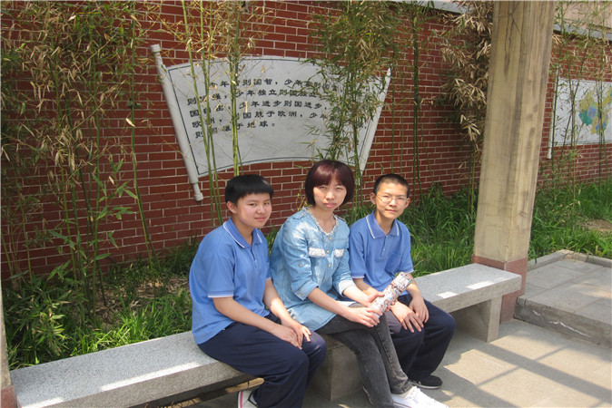 20210310094153_15年李霞和学生在一起2.JPG