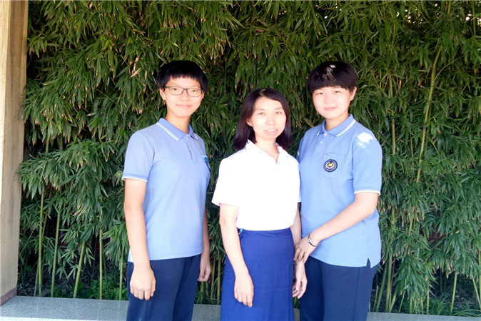 20210310094154_20年李霞和学生在一起3.jpg