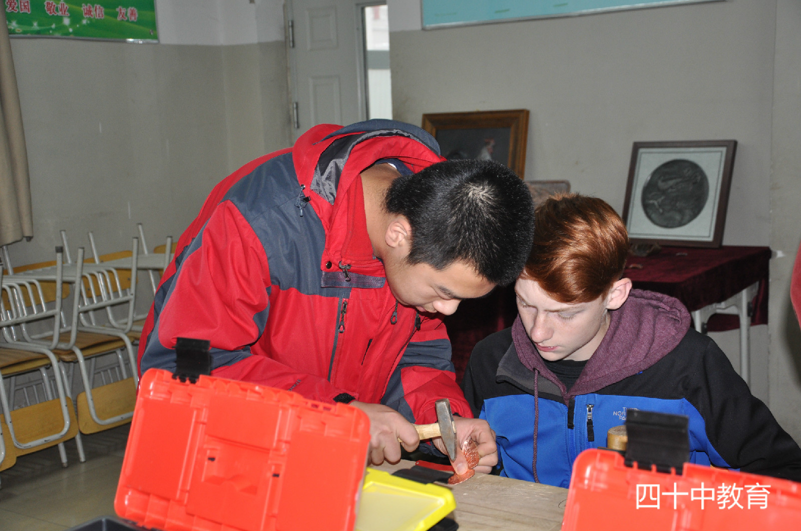 20210916095608_社团学生给美国学生指导1.jpg