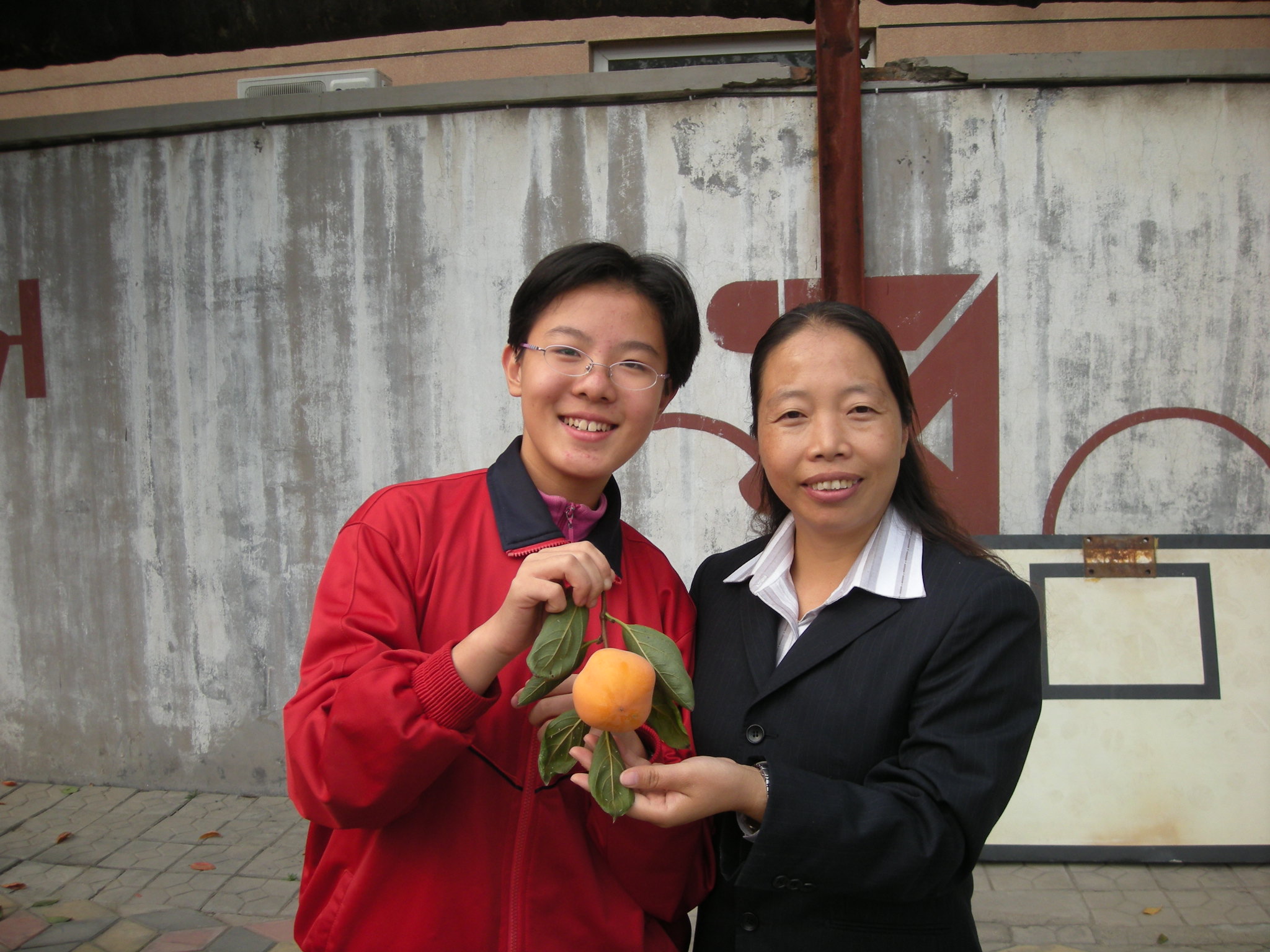 倪老师与杨瑷丹柿子.JPG 倪老师与杨瑷丹柿子.JPG