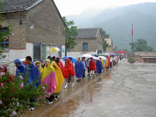 我校师生冒雨来到“手拉手学校--营里中学