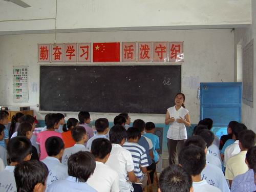 我校学生和农村小伙伴”手拉手“听老师讲英语