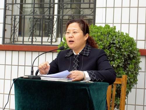教学副校长冯藏璞在家长会上发言