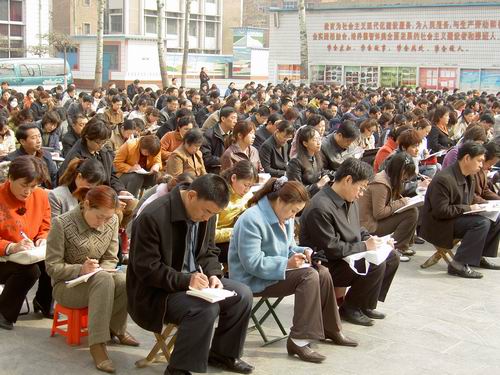 家长们在认真地做笔记