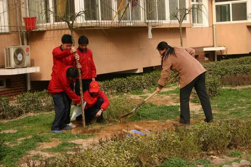 老师和同学们在一起劳动