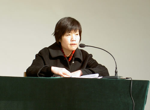 德育副校长莫中勤在家长会上发言