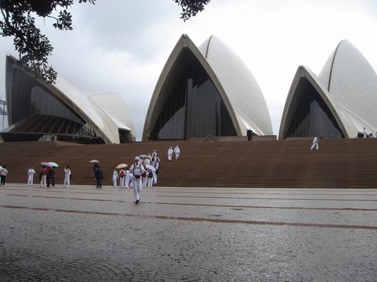 夏令营学生在参观悉尼歌剧院