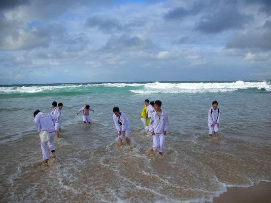 夏令营的学生在悉尼市的海滨戏水