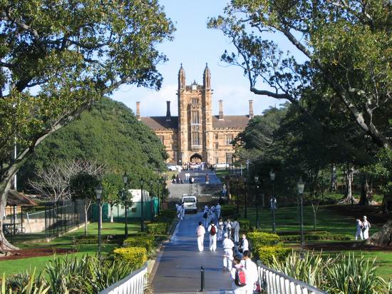 夏令营学生参观历史悠久的悉尼大学