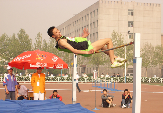 0517班司立争在男子跳高比赛中以1.95米的成绩获得全市第一名