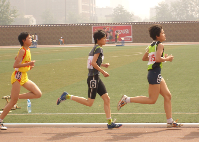 0517班何蔼在女子1500米、3000米比赛中获得全市第二名、第四名