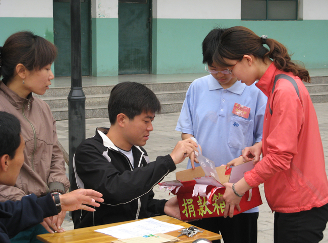 学生们将捐款送到校团委老师手中