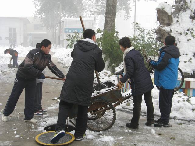 北校区清理积雪