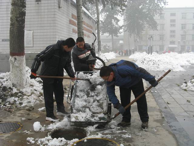 北校区清理积雪