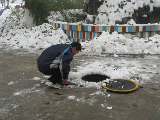 北校区清理积雪