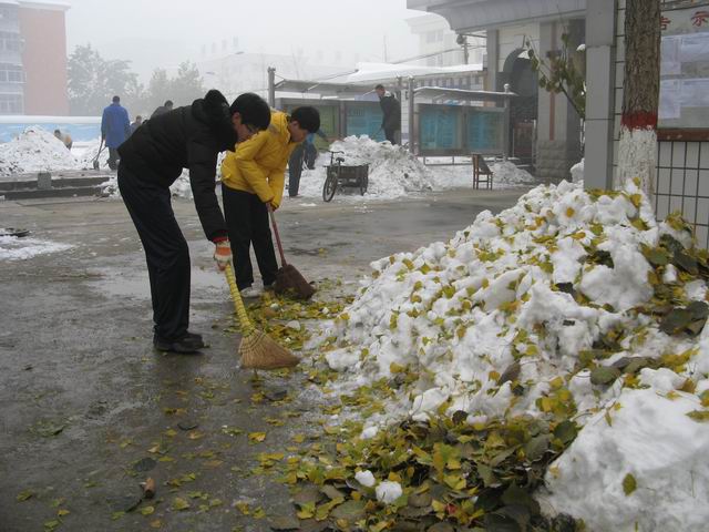 北校区清理积雪