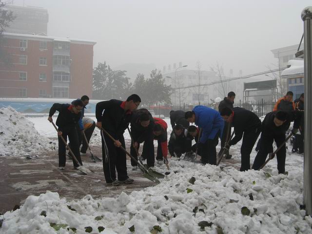 北校区清理积雪