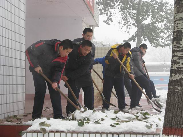 北校区清理积雪