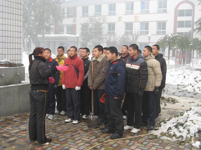 北校区清理积雪