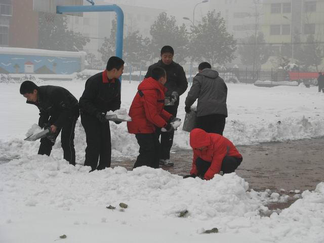 北校区清理积雪