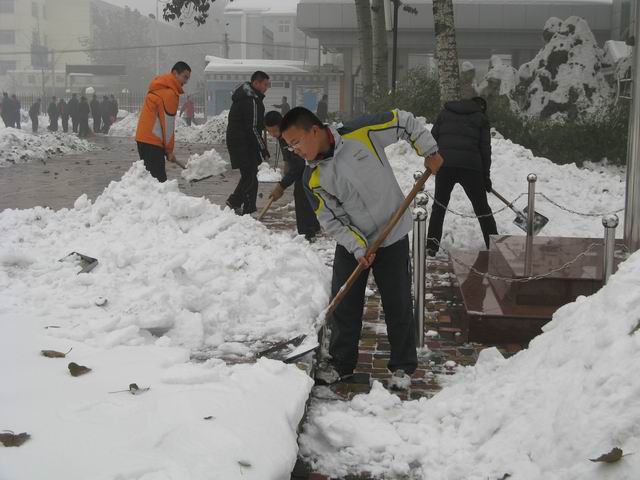北校区清理积雪