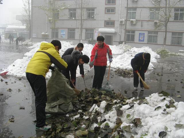 北校区清理积雪