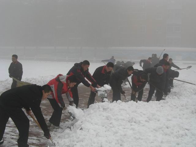 北校区清理积雪