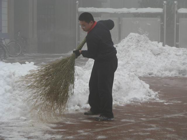 北校区清理积雪
