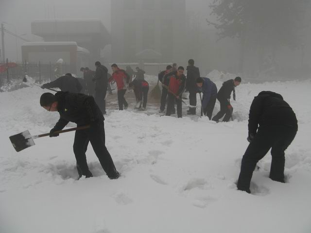 北校区清理积雪