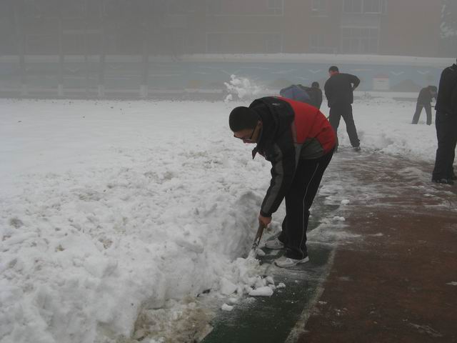 北校区清理积雪