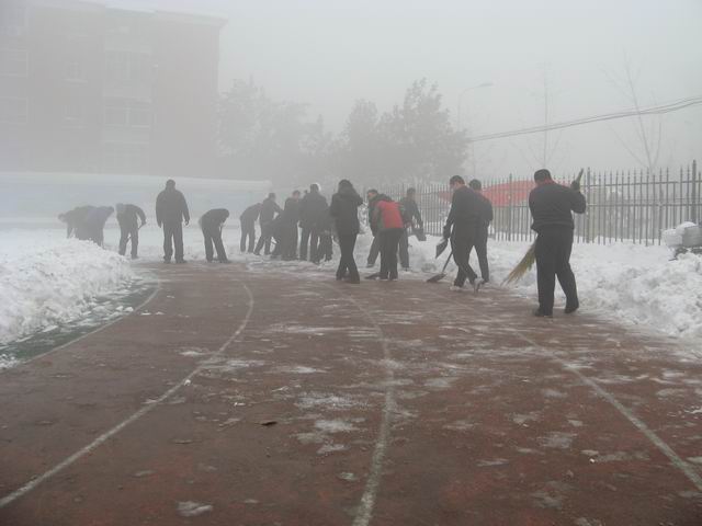 北校区清理积雪