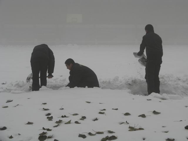 北校区清理积雪