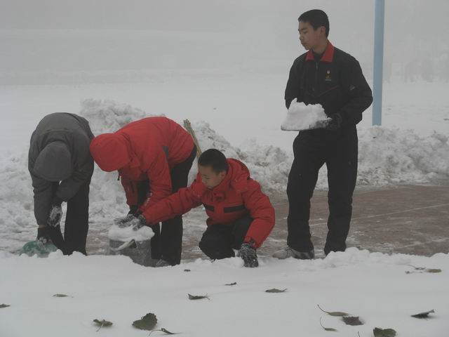 北校区清理积雪