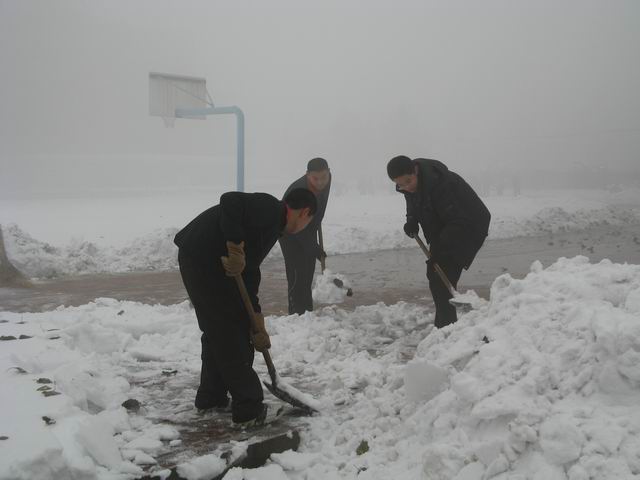 北校区清理积雪