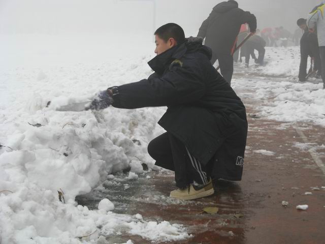 北校区清理积雪