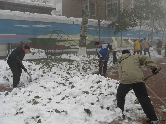 北校区清理积雪