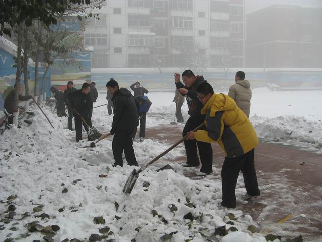 北校区清理积雪
