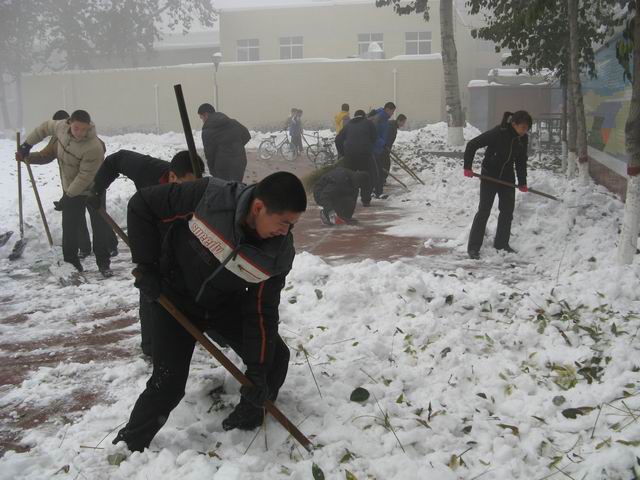 北校区清理积雪