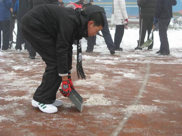 北校区清理积雪