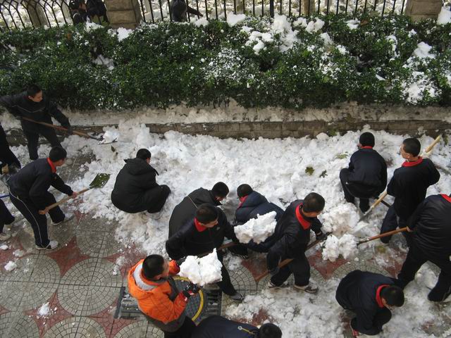 北校区清理积雪