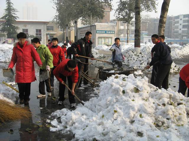 北校区清理积雪