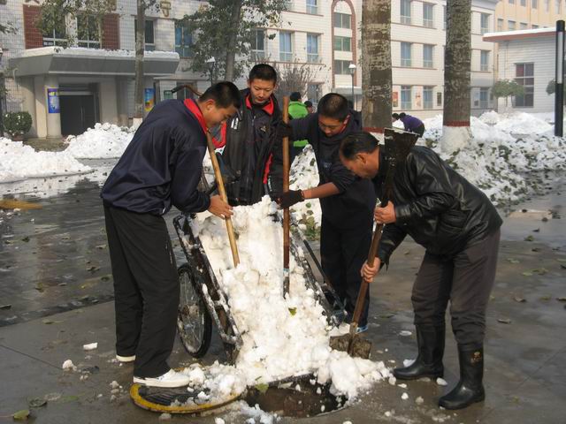 北校区清理积雪