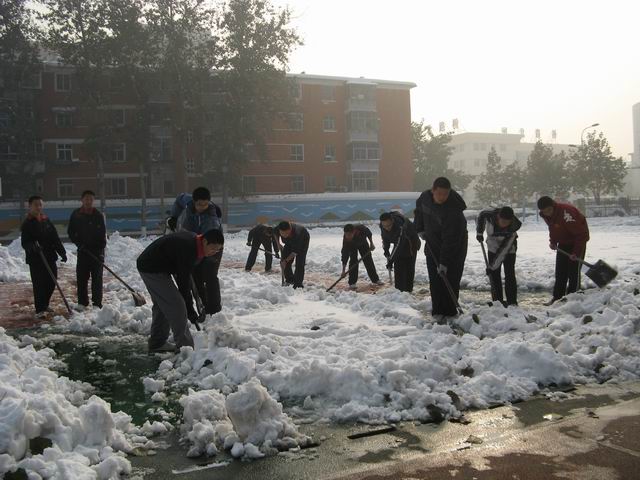 北校区清理积雪
