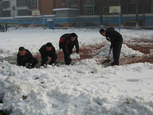 北校区清理积雪