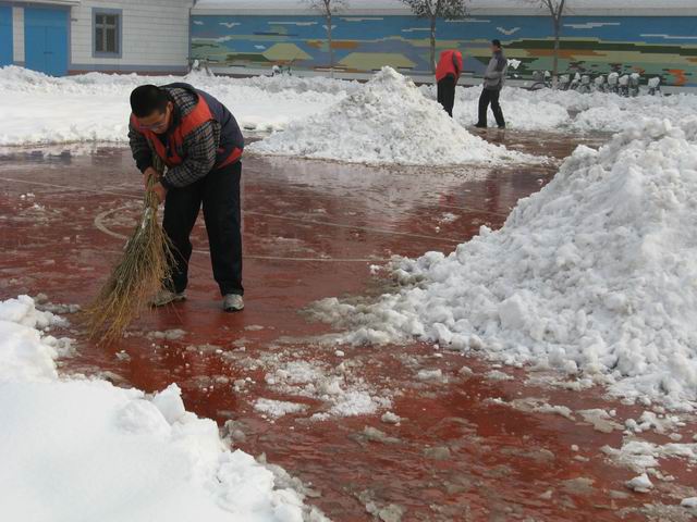 北校区清理积雪